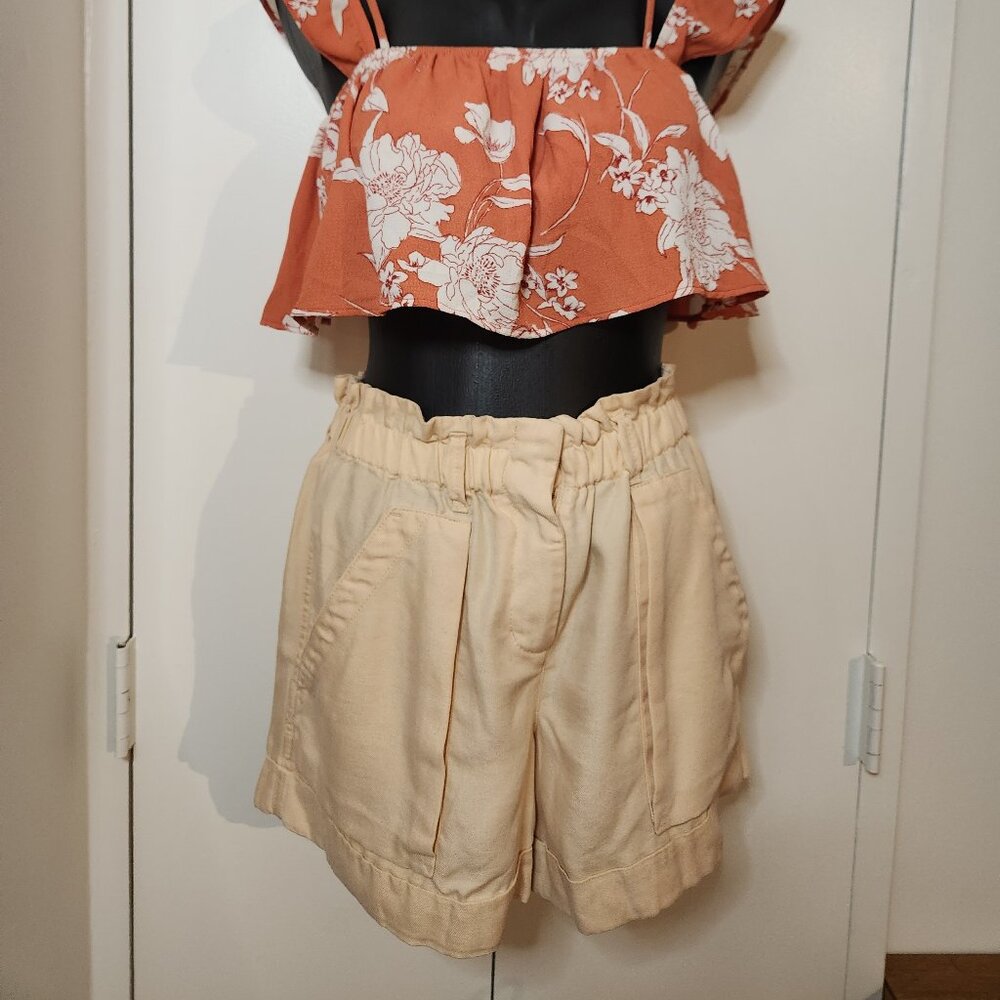 BCBGMaxAzria High waisted Yellow cargo shorts